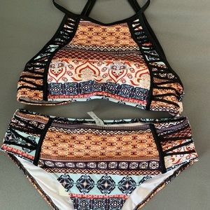Cupshe bathing suit set, never worn, tags still on! Comes with matching bottoms